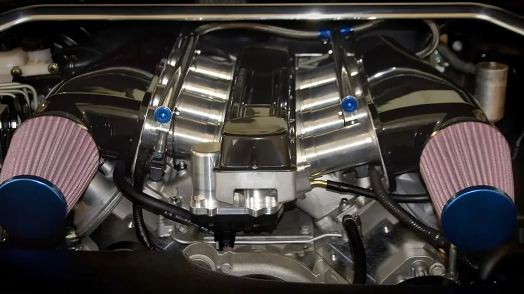 Motor V8 aspirado com coletor de admissão polido e dois filtros de ar cônicos instalados