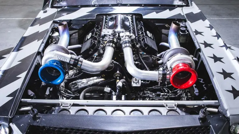 Motor V8 biturbo com dois turbocompressores e tubulações de admissão à vista sob o capô aberto